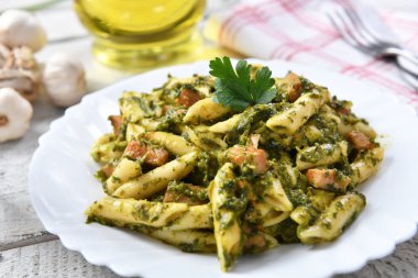 Ispanak ve et ile Penne makarna