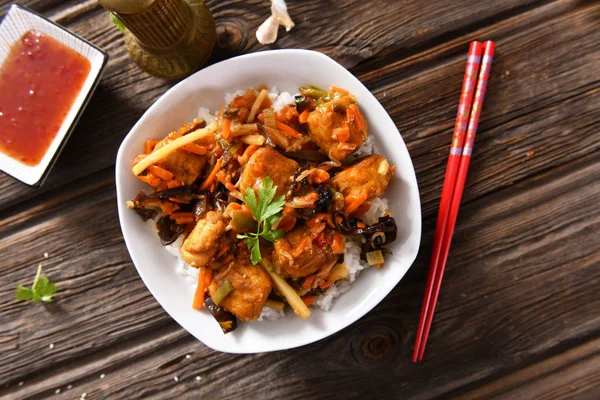 Orientalne Danie Ryż Warzywami Kurczakiem — Zdjęcie stockowe