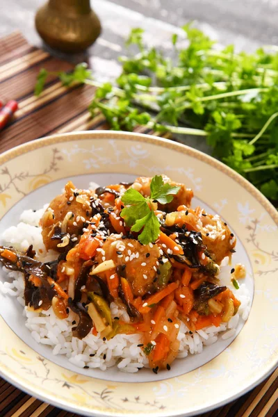 Orientalisches Gericht Reis Mit Gemüse Und Huhn — Stockfoto