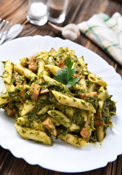 Makaron Penne Szpinakiem — Zdjęcie stockowe