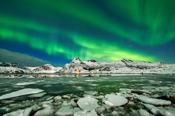 Aurora boreal sobre Noruega — Foto de Stock