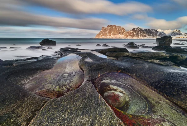 Slavné oko z pláže sever-Utakleiv, Lofotens, Norsko — Stock fotografie