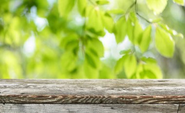Ekran montajları için boş ahşap masa arka planı