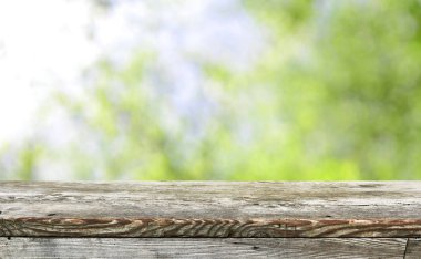 Ekran montajları için boş ahşap masa arka planı