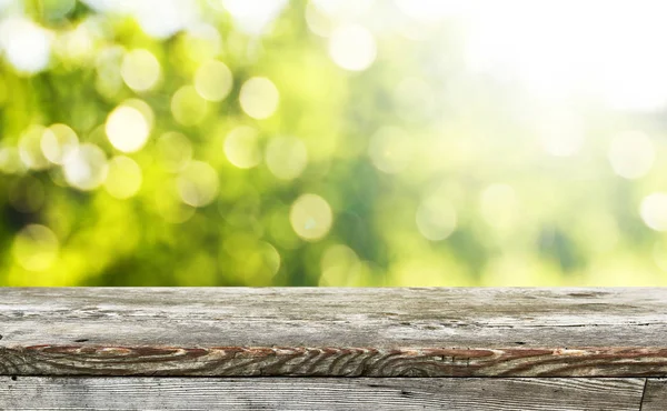 Fond de table en bois vide pour montages d'affichage — Photo