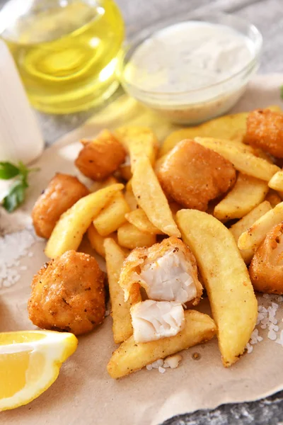 Fish and chips - traditionella engelska snabbmat — Stockfoto
