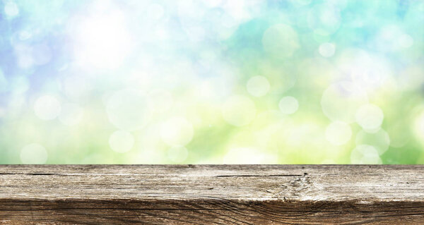 пустой деревянный стол