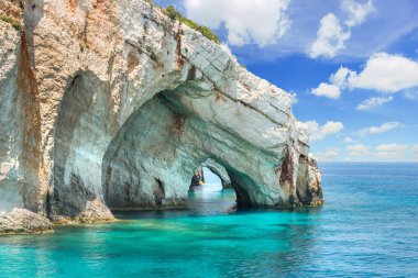 Zakynthos adasındaki mavi mağaralar - Yunanistan