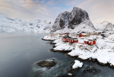Tipik Norveç balıkçı kulübeleri n Hamnoy, lofotens