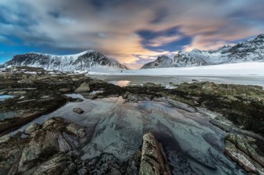 Skagsanden plajının gece manzarası, lofotens, Norveç