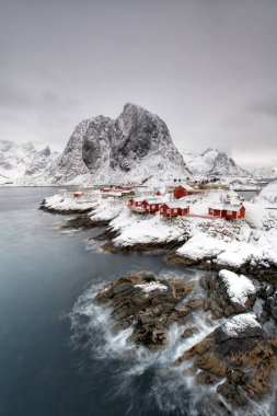 Tipik Norveç balıkçı kulübeleri n Hamnoy, lofotens