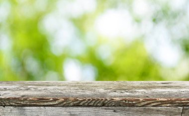 Ekran montajları için boş ahşap masa arka planı