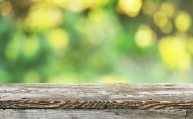 Ekran montajları için boş ahşap masa arka planı