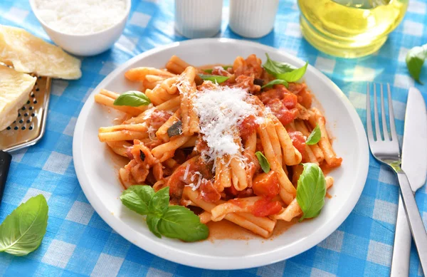 Pastas al estilo italiano con salsa de tomate —  Fotos de Stock