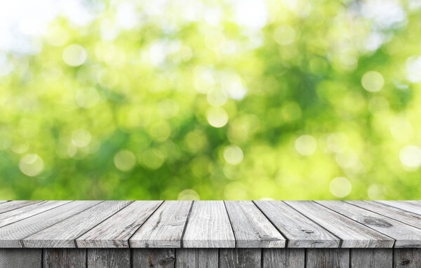 пустой деревянный стол