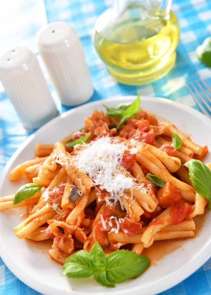 Těstoviny italského stylu s rajčatovou omáčkou — Stock fotografie