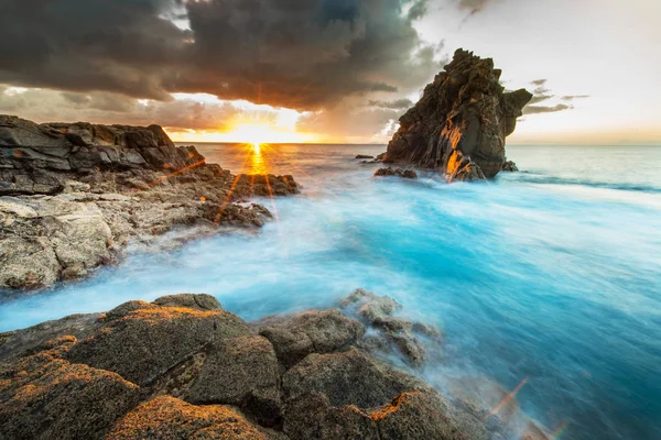 Krásný východ slunce na pobřeží oceánu — Stock fotografie