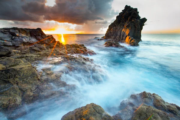 Krásný východ slunce na pobřeží oceánu — Stock fotografie