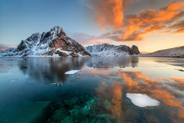 Hermoso amanecer en Noruega - lofotens — Foto de Stock