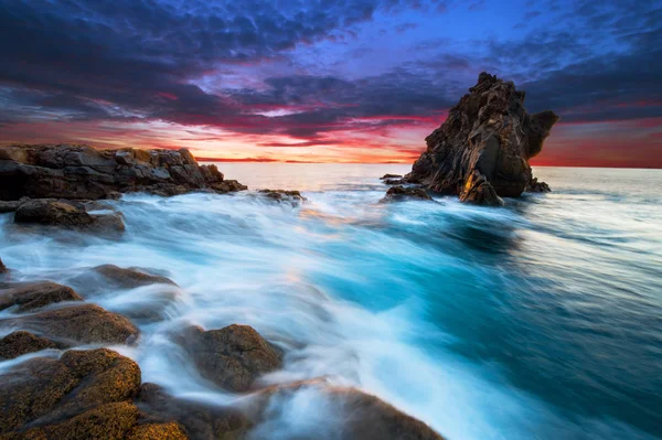 Krásný východ slunce na pobřeží oceánu — Stock fotografie