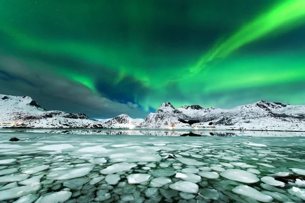 Aurora boreal paisaje — Foto de Stock
