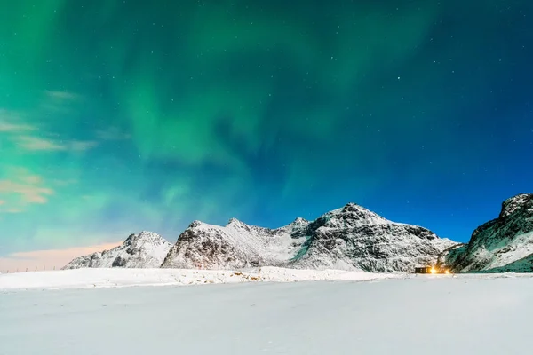 Aurora Borealis över Skagsanden-stranden i Norge, Lofotens — Stockfoto