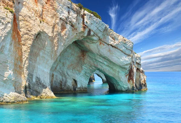 Zakynthos adasındaki mavi mağaralar - Yunanistan