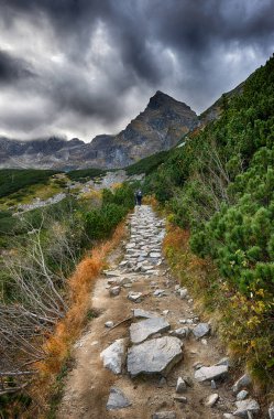Sonbaharın sonlarında güzel dağlar.