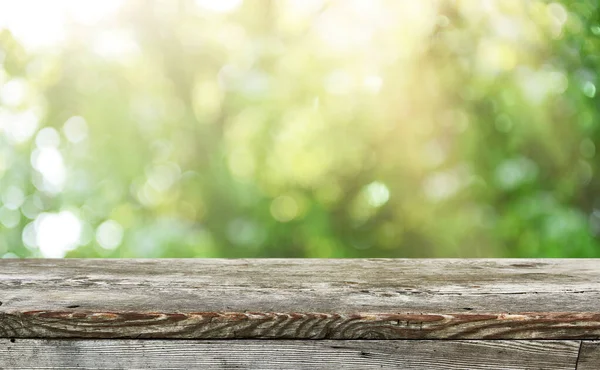 Fond de table en bois vide pour montages d'affichage — Photo