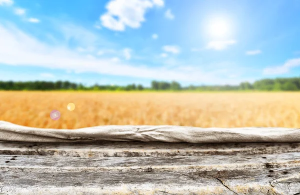 Leerer Holztischhintergrund für Displaymontagen — Stockfoto