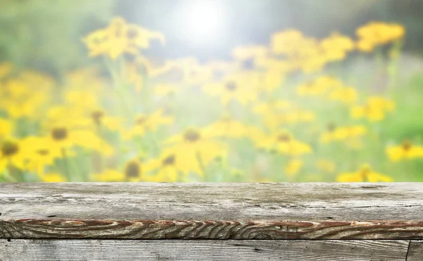 Ekran montajları için boş ahşap masa arka planı — Stok fotoğraf