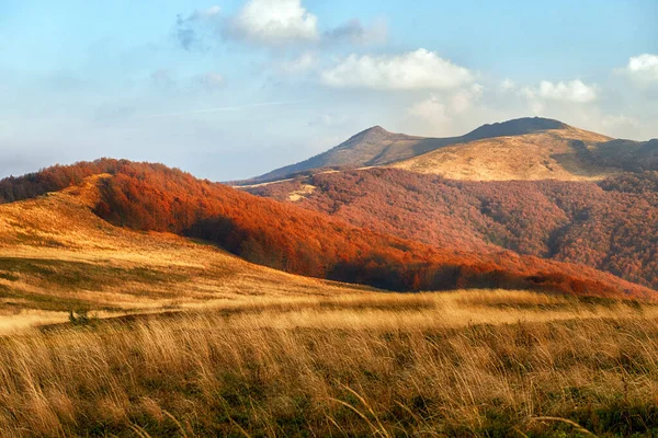 Hermoso paisaje de montañas durante el otoño — Foto de Stock