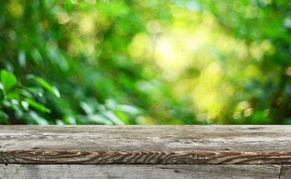 Leerer Holztischhintergrund für Displaymontagen — Stockfoto