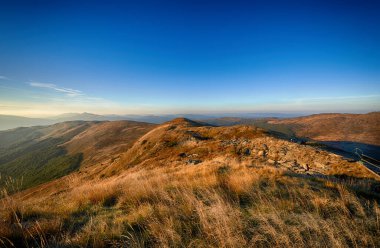Sonbaharda Bieszczady dağlarının manzarası