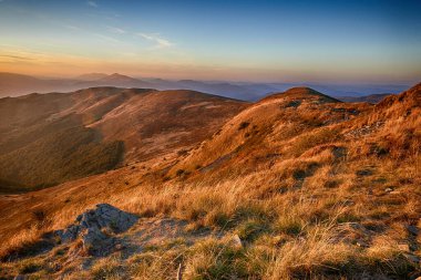 Sonbaharda Bieszczady dağlarının manzarası