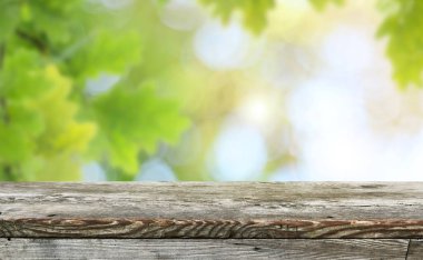 Ekran montajları için boş ahşap masa arka planı