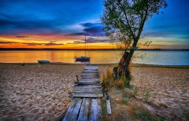 Deniz kıyısında güzel bir yaz günbatımı