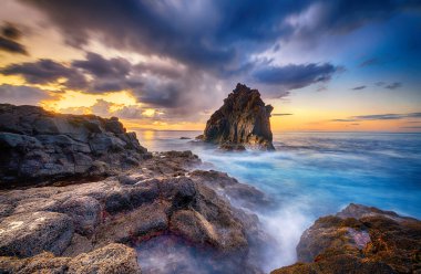 Deniz kıyısında güzel bir yaz günbatımı