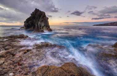 Deniz kıyısında güzel bir yaz günbatımı