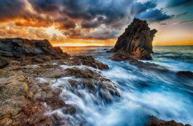 Deniz kıyısında güzel bir yaz günbatımı