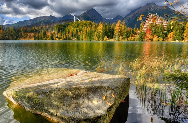 Hösten landskap Strbskie Pleso i slovakiska Tatrabergen — Stockfoto