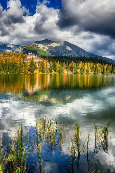 Hösten landskap Strbskie Pleso i slovakiska Tatrabergen — Stockfoto