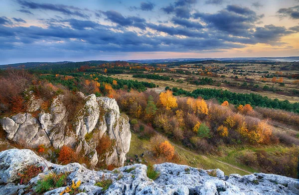 Paysage du coucher du soleil au Jura Krakowsko-Czestochowska en Pologne — Photo