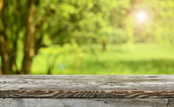 Fond de table en bois vide pour montages d'affichage — Photo