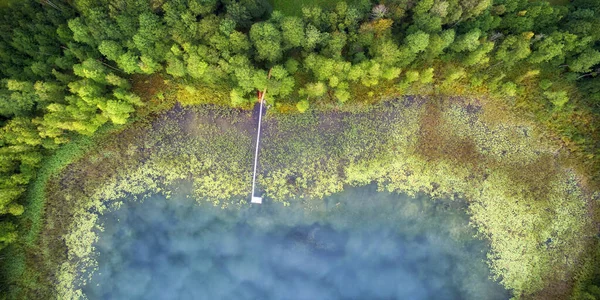 Paesaggio aereo dalla riva del lago drone- — Foto Stock