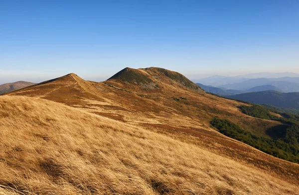 Paisaje de las montañas de Bieszczady en otoño — Foto de Stock