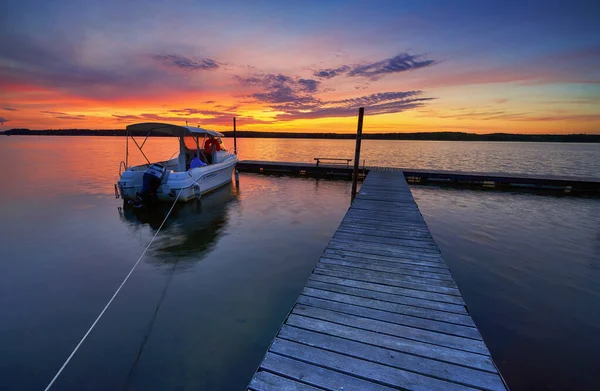 Hermosa puesta de sol de verano en la orilla del mar — Foto de Stock