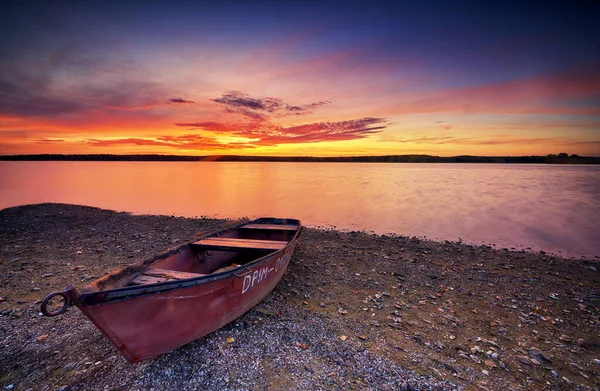 Прекрасний літній захід сонця на морському березі — стокове фото