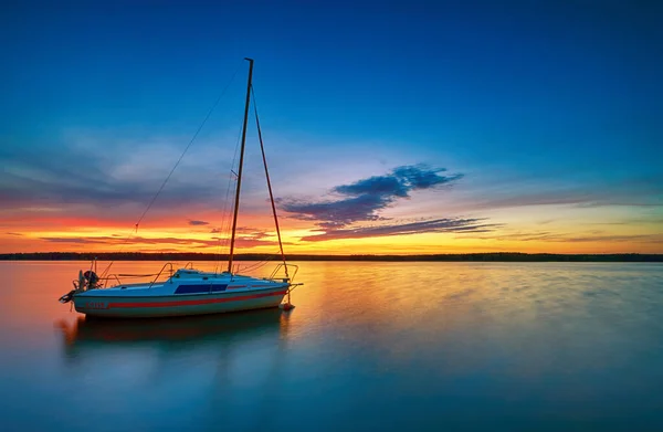 Hermosa puesta de sol de verano sobre el agua — Foto de Stock