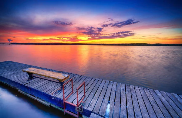 Hermosa puesta de sol de verano en la orilla del mar — Foto de Stock